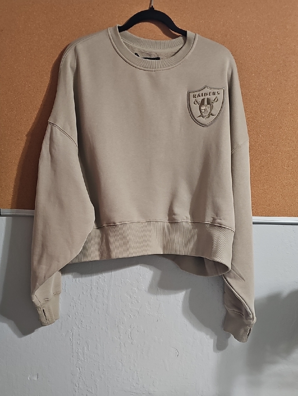 Cropped Crewneck Sweatshirt in Taupe with Raiders Patches